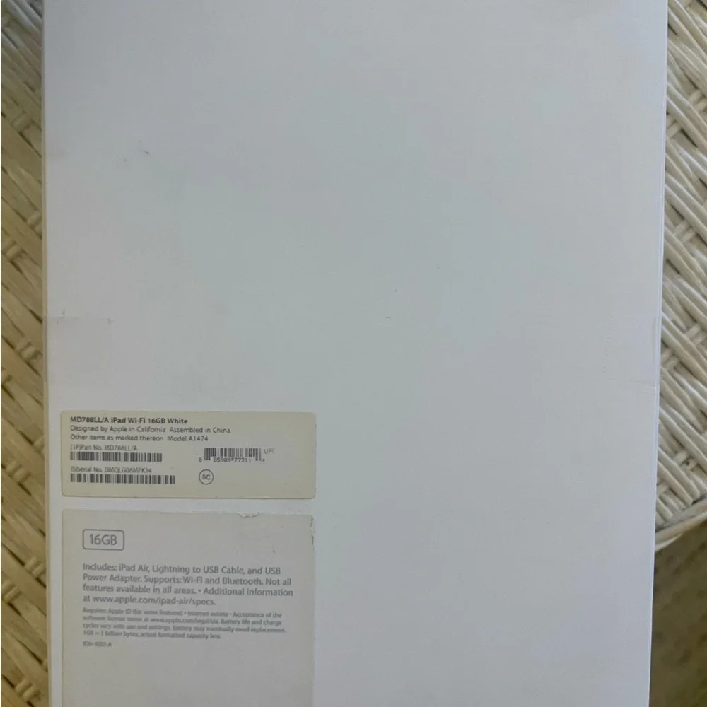 Apple®️ iPad Air, White/Silver